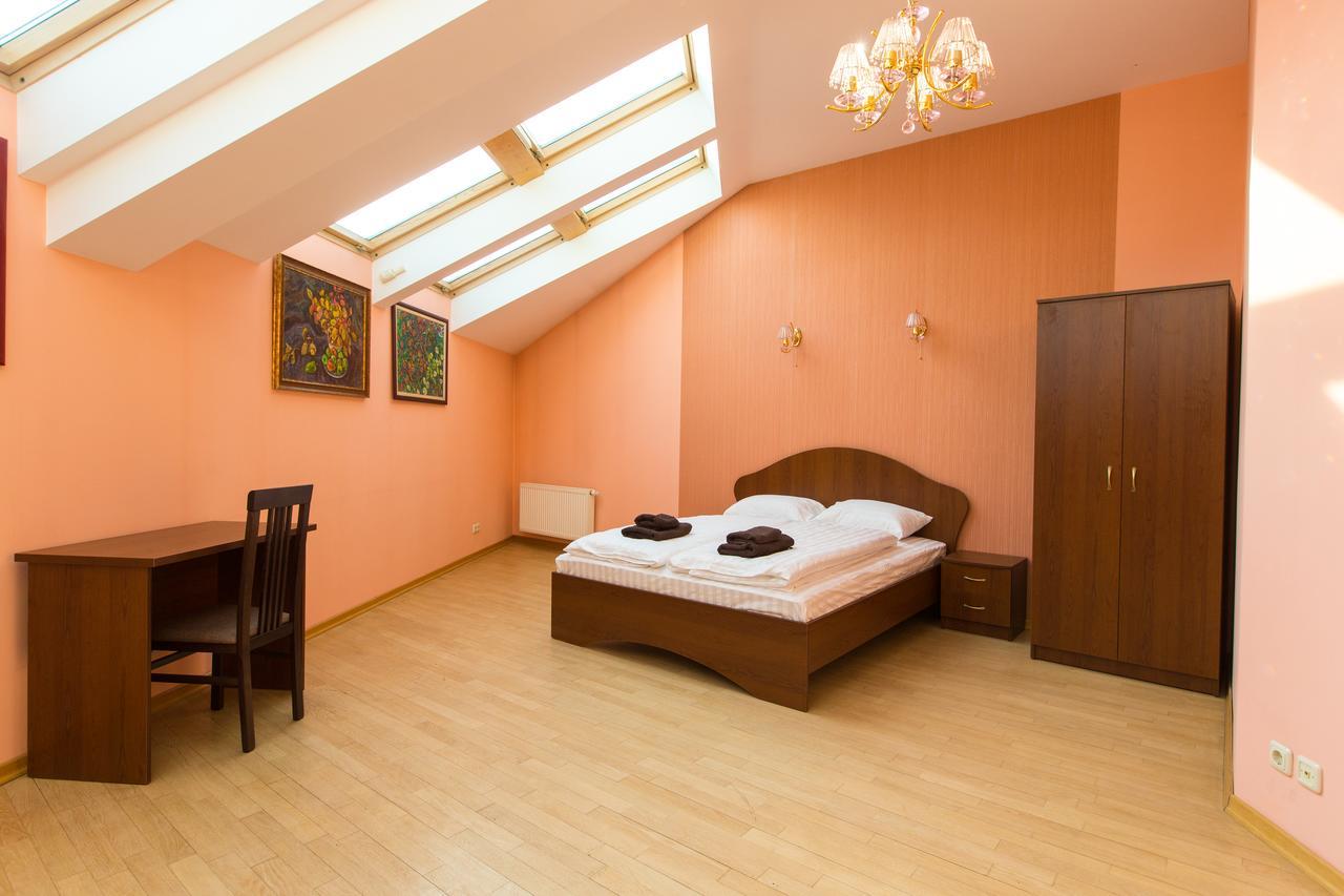 10 Rooms Lviv Buitenkant foto