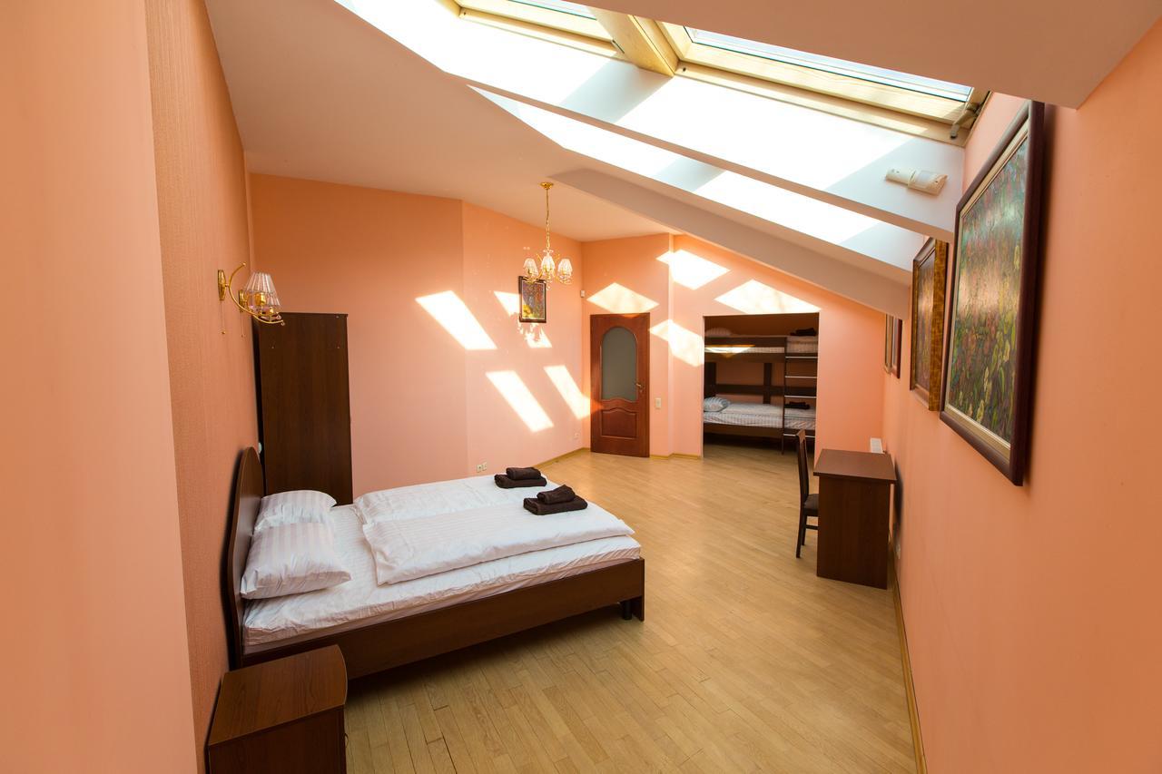 10 Rooms Lviv Buitenkant foto
