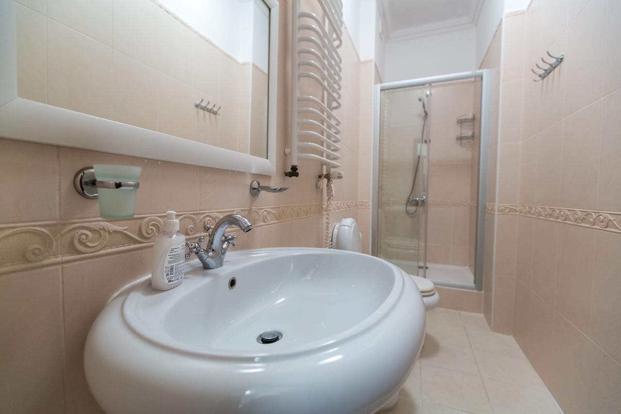 10 Rooms Lviv Buitenkant foto