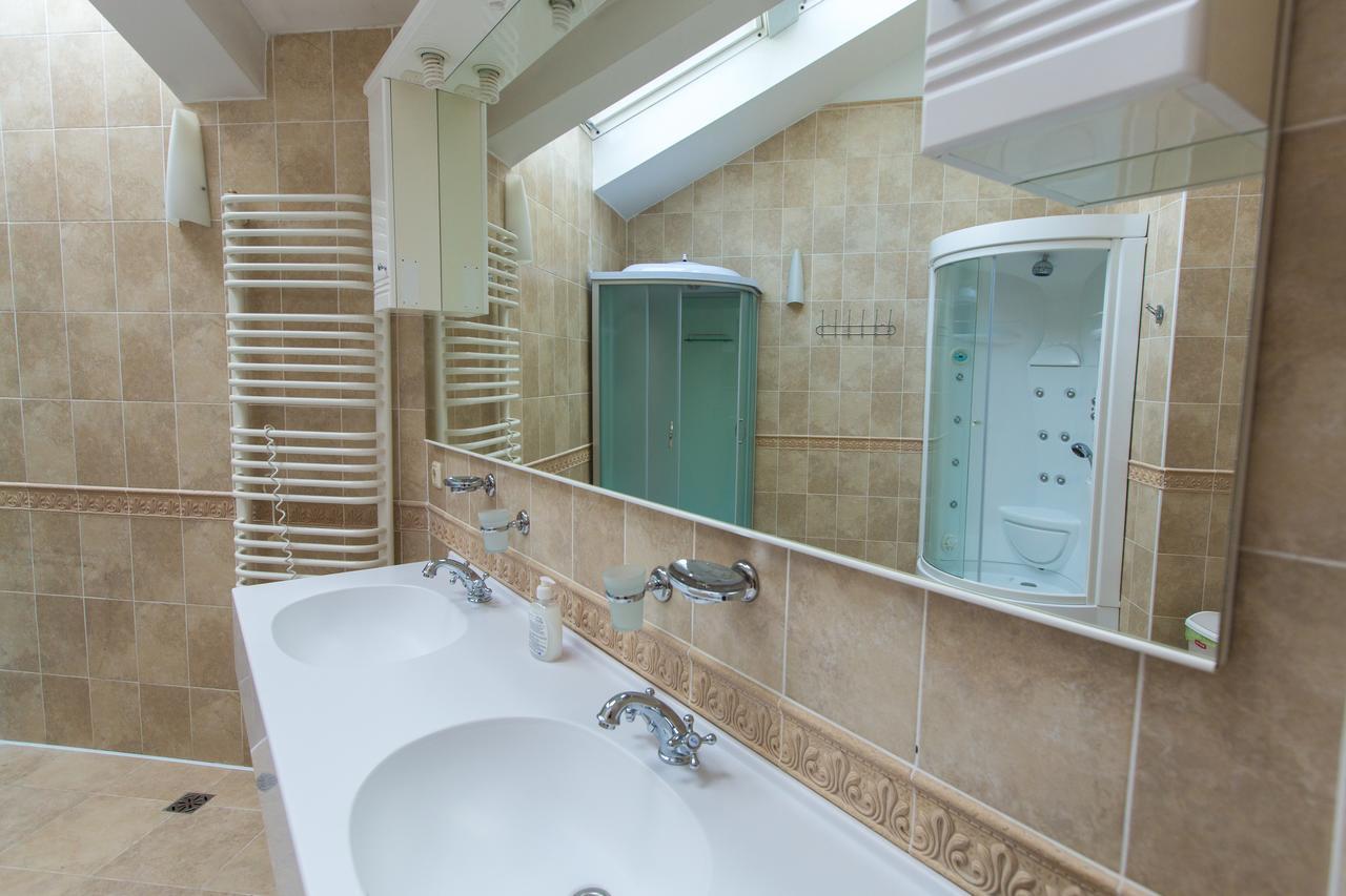 10 Rooms Lviv Buitenkant foto