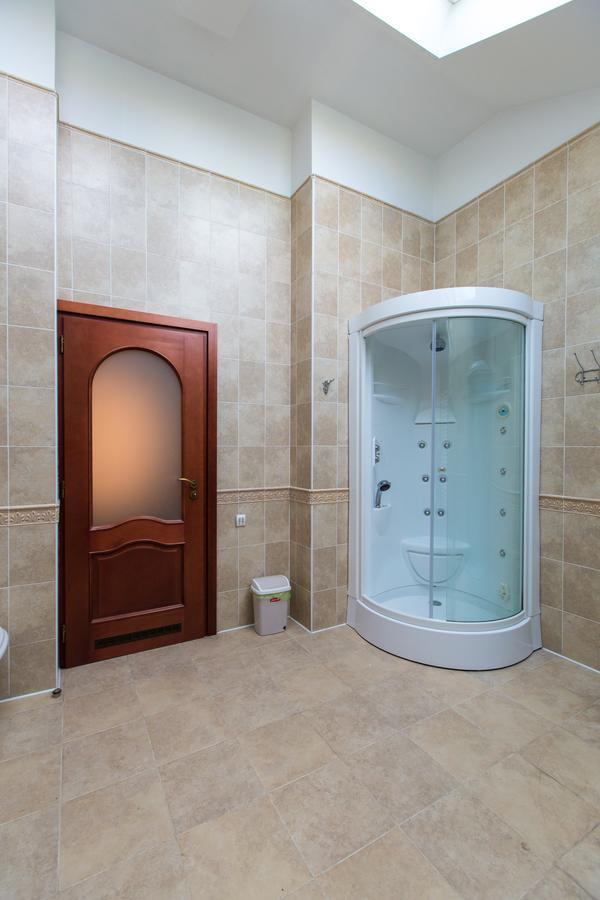 10 Rooms Lviv Buitenkant foto